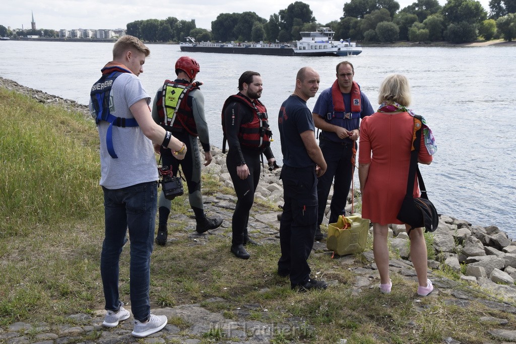 Uebung BF Taucher und Presse Koeln Zoobruecke Rhein P125.JPG - Miklos Laubert